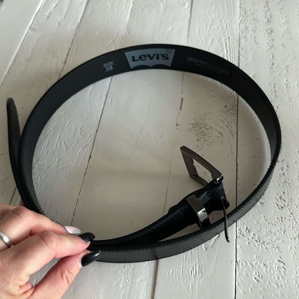 Levi’s men’s black genuine, leather size 38 belt NWOT
